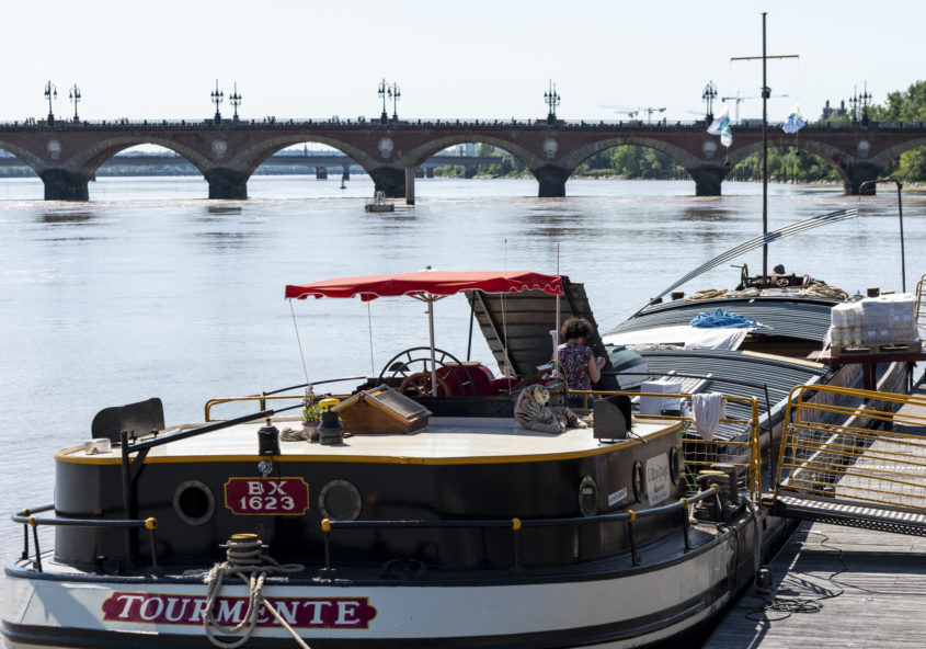péniche à quai le tourmente
