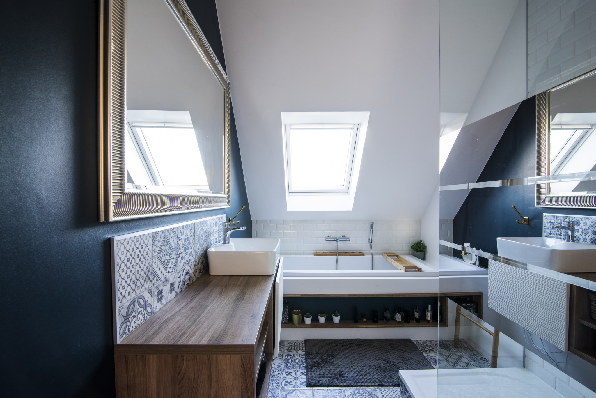 salle de bain avec grande vitre et mur bleu foncé