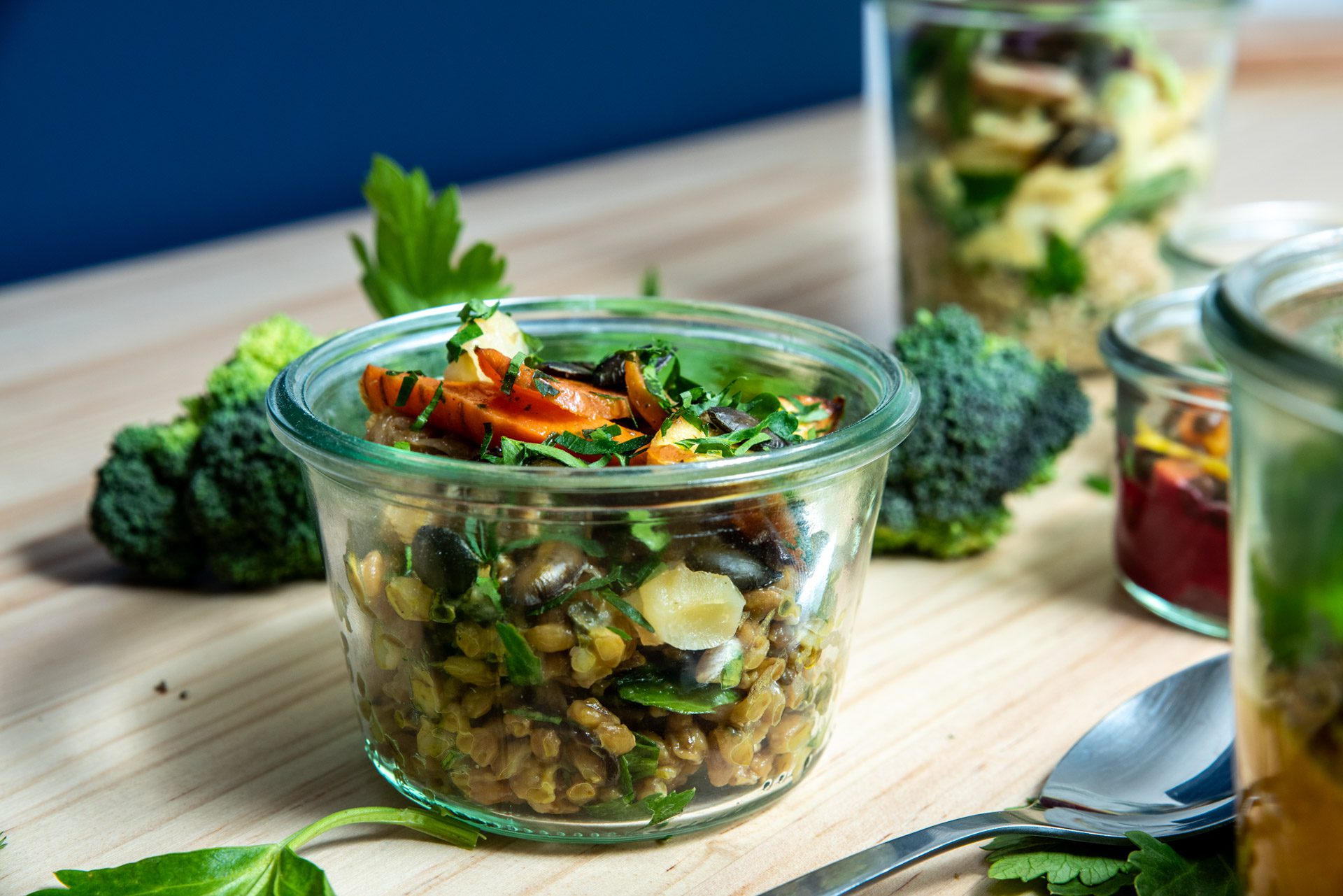 Un bocal de nourriture contenant des légumes et des lentilles.