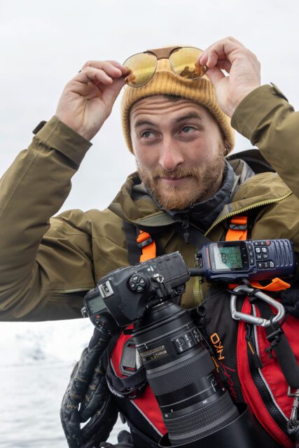MathysN Mathys, photographe à l'arrière d'un bateau face à l'océan